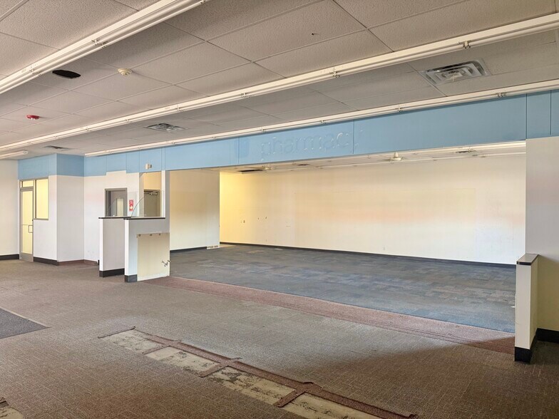 More Photos Of 1405 E Main St, Cushing Drugstore For Lease