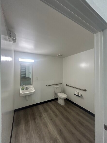 More Photos Of 2591-2595 NW 4th Ct, Fort Lauderdale Warehouse For Lease