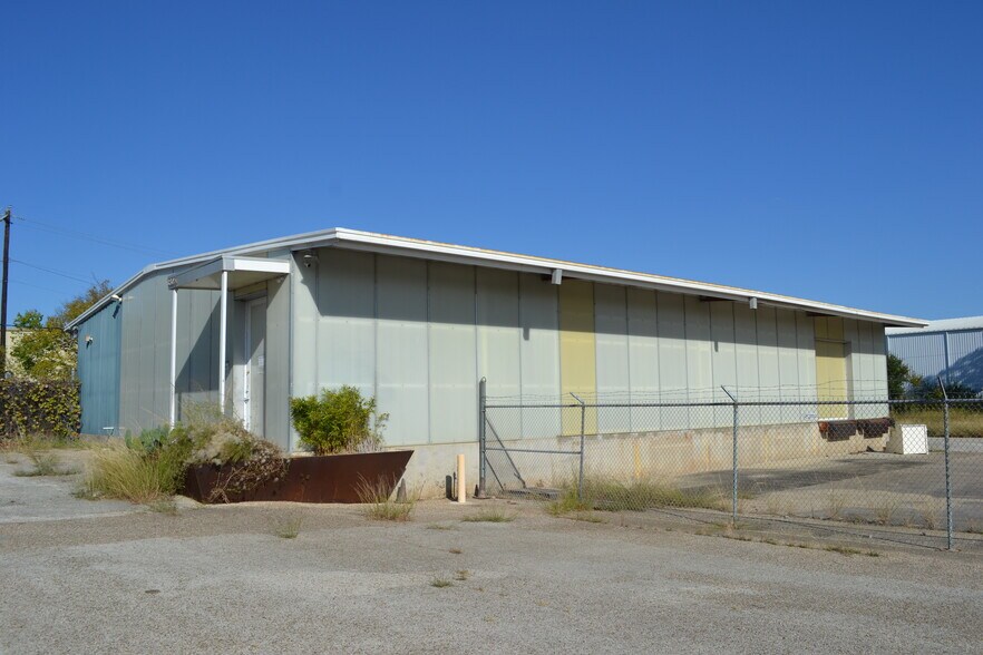 More Photos Of 3805 Woodbury Dr, Austin Flex For Lease