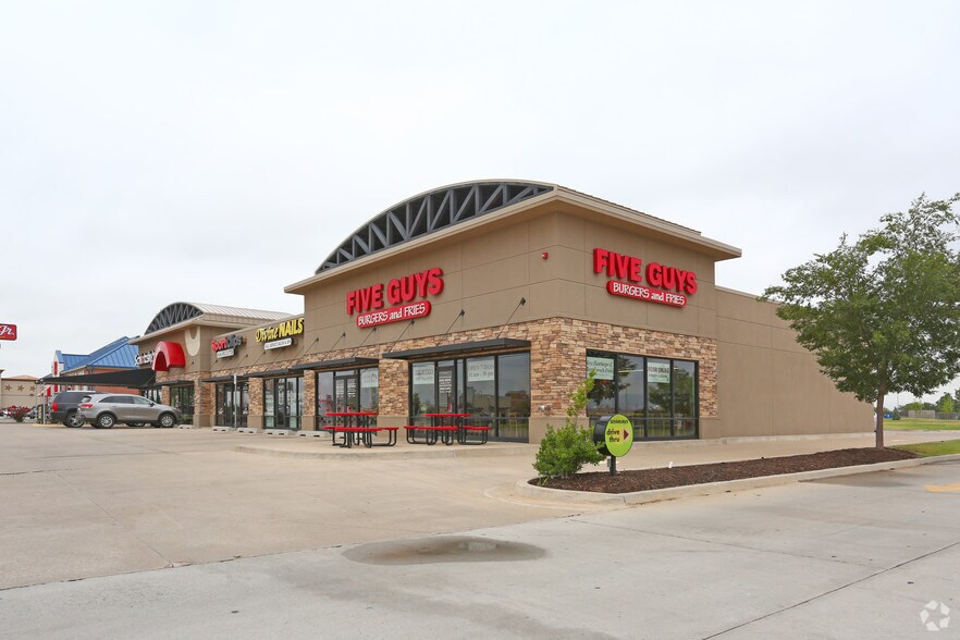 More Photos Of 631 SW 19th St, Moore Freestanding For Lease