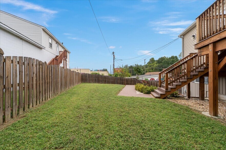 More Photos Of 1911 Dixon St, Fredericksburg Freestanding For Sale