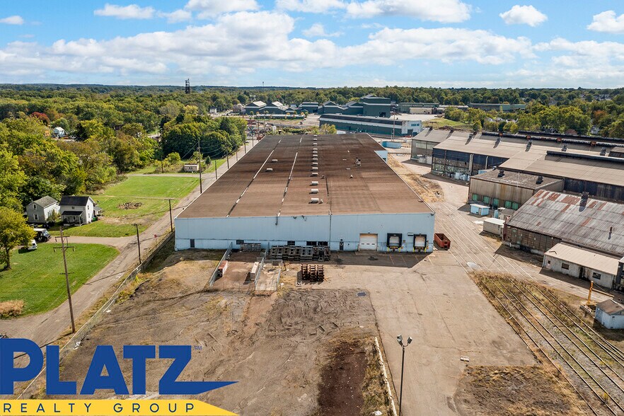 More Photos Of 1001 E Broadway St, Alliance Industrial For Lease