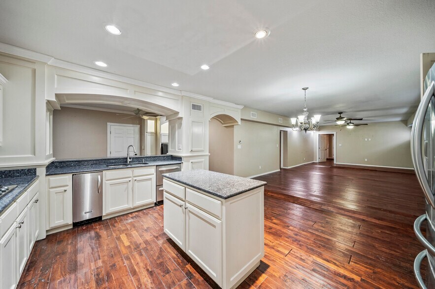 More Photos Of 4702 E 11th St, Tulsa Freestanding For Lease