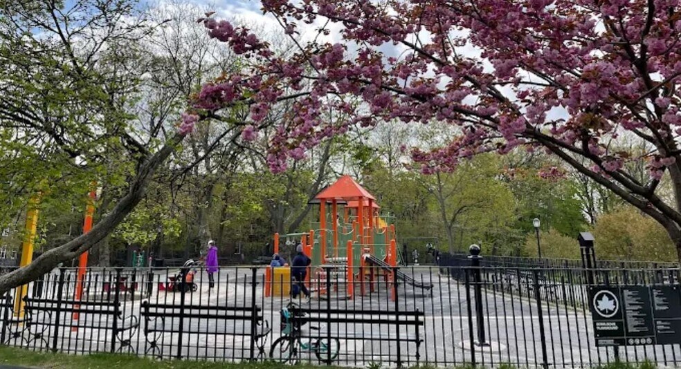 More Photos Of 11882 Metropolitan Ave, Kew Gardens Office For Sale