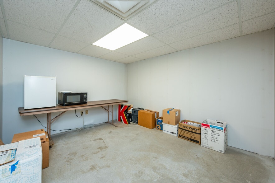More Photos Of 2660 100th St, Urbandale Service For Sale