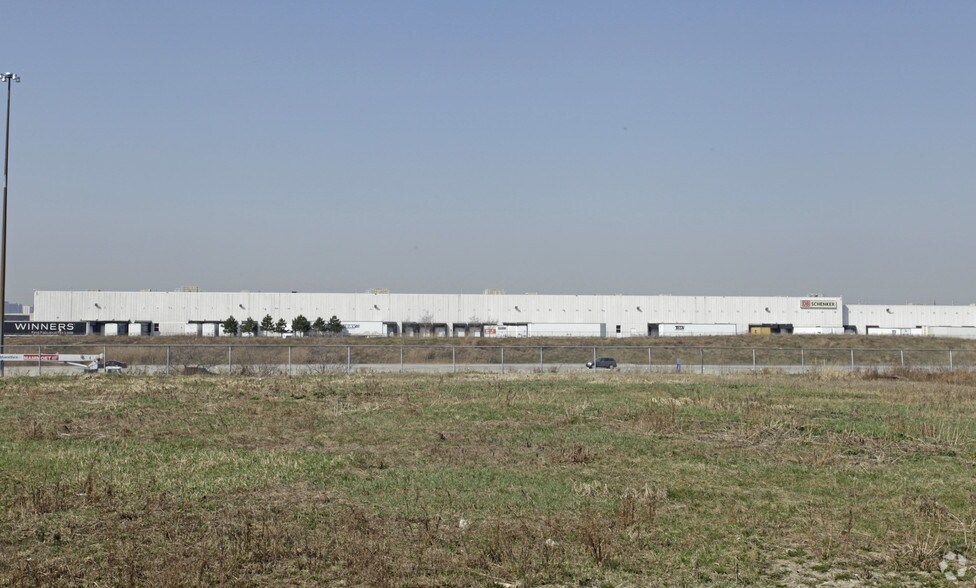 More Photos Of 89 Walker Dr, Brampton Distribution For Lease