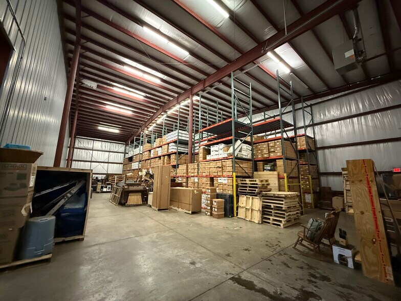 More Photos Of 5699 Maelou Dr, Hamburg Warehouse For Lease