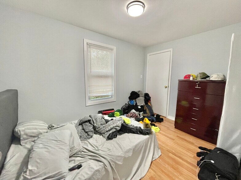 More Photos Of 143 Glen St, Glen Cove Storefront For Sale