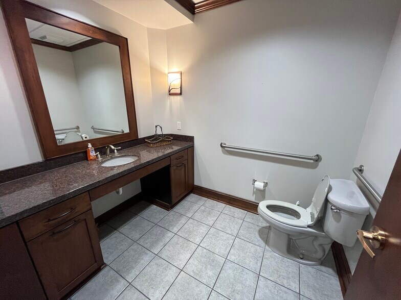 More Photos Of 5202 Shadowbend Pl, The Woodlands Office For Lease