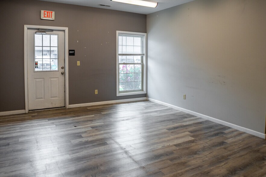More Photos Of 2504 Veterans Memorial Pky S, Lafayette Office For Sale