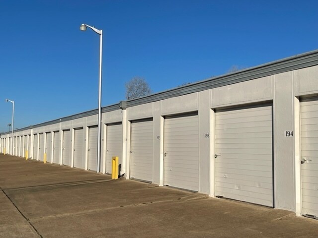More Photos Of 2229 W Division St, Arlington Self Storage For Lease