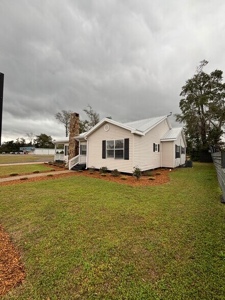 More Photos Of 11169 NW State Rd 20, Bristol Office For Sale