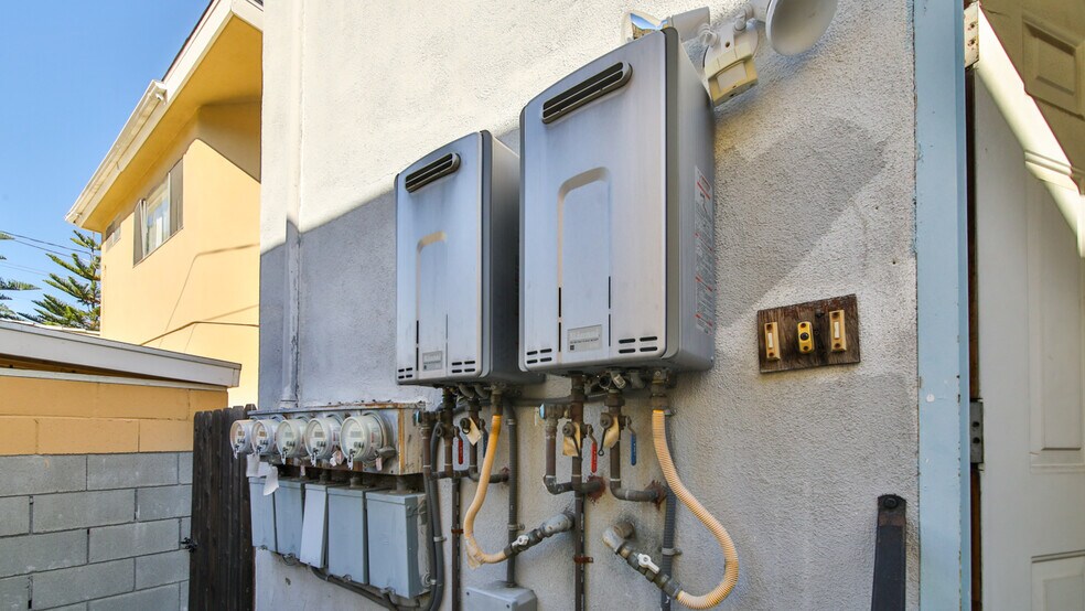 More Photos Of 702 W 30th St, Los Angeles Apartments For Sale