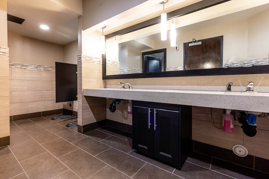 More Photos Of 6390 Greenwich Dr, San Diego Loft Creative Space For Lease