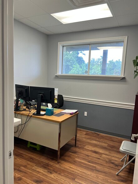 More Photos Of 921 Lakeview Blvd, New Braunfels Medical For Lease