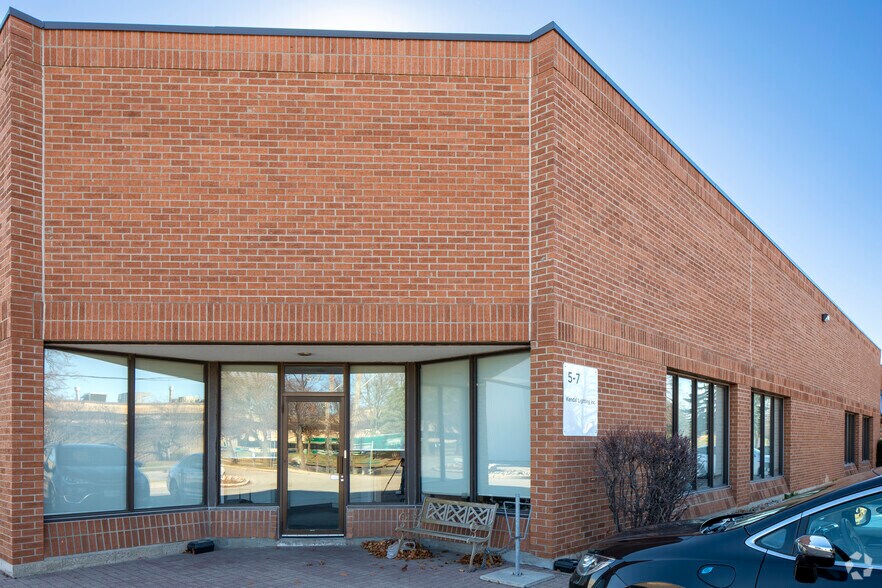 More Photos Of 1750 Courtneypark Dr E, Mississauga Showroom For Lease