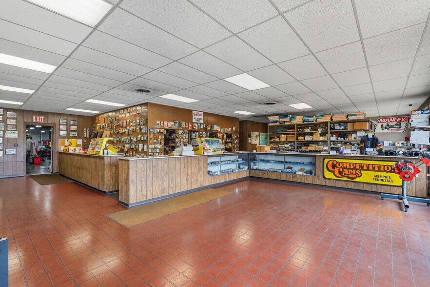 More Photos Of 3006 Avenue of the Cities, Moline Flex For Sale