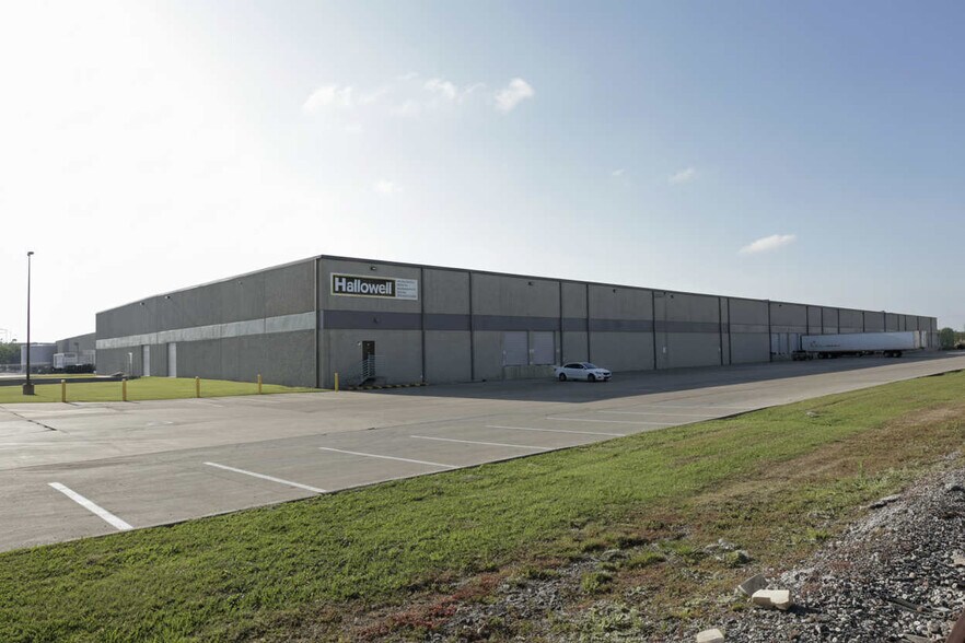 More Photos Of 1701 Vantage Dr, Carrollton Distribution For Lease