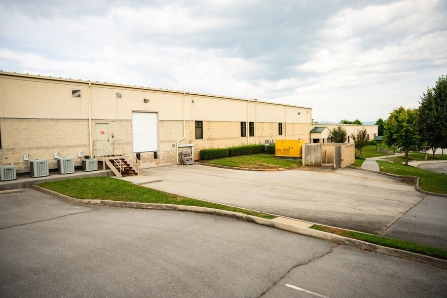 More Photos Of 3429 Regal Dr, Alcoa Office For Sale