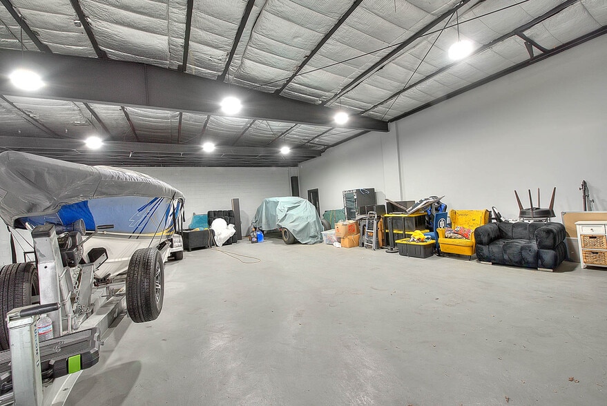 More Photos Of 6840-6842 Hayvenhurst Ave, Van Nuys Distribution For Sale