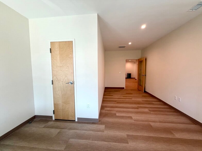 More Photos Of 814 Johnnie Dodds Blvd, Mount Pleasant Medical For Lease
