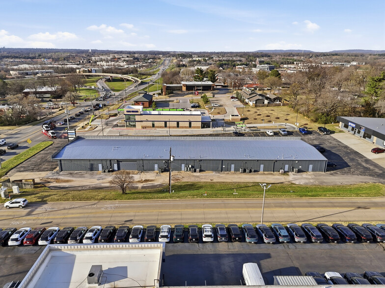 More Photos Of 3416-3422 N College Ave, Fayetteville Unknown For Lease