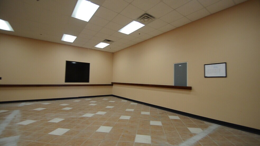 More Photos Of 500 N Holmen Dr, Holmen Health Club For Sale