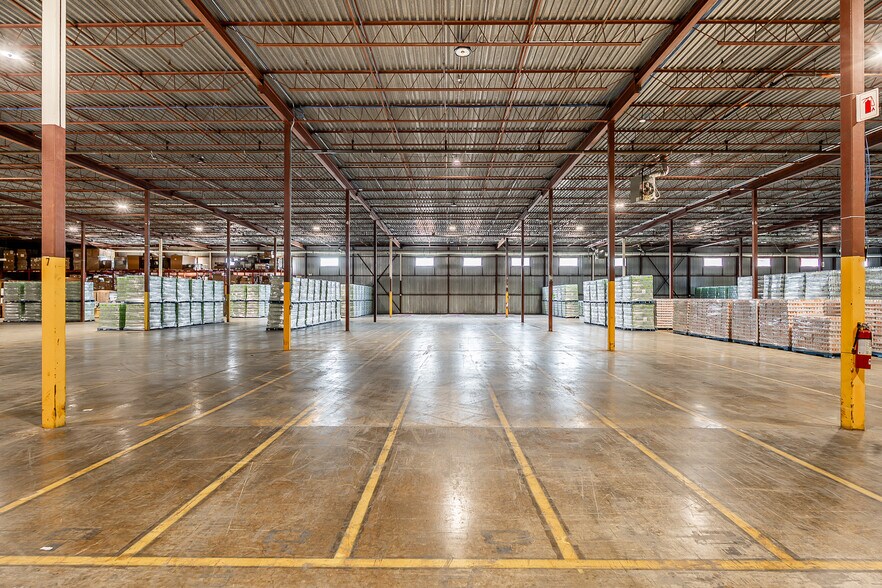 More Photos Of 8100-8200 Boul Cavendish, Saint-Laurent Distribution For Lease