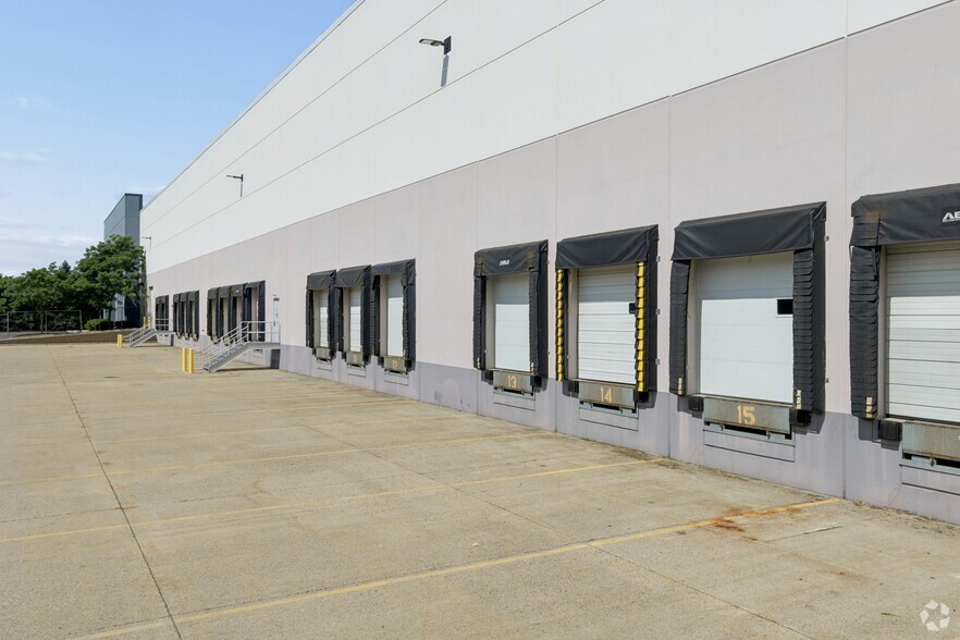 More Photos Of 25 Colony Rd, Jersey City Warehouse For Lease