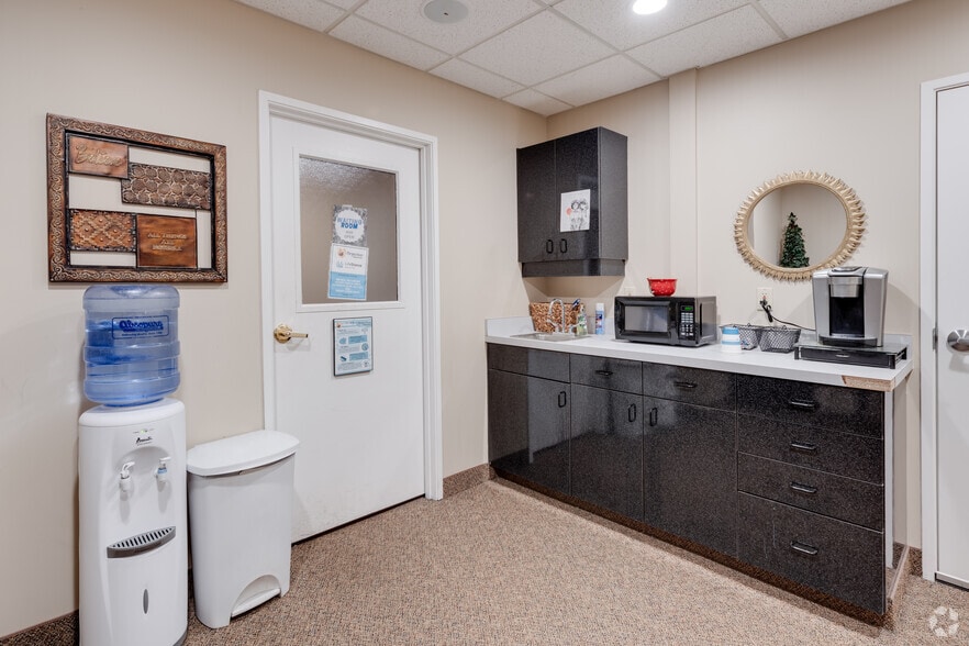 More Photos Of 1701 Lake Lansing Rd, Lansing Office For Sale