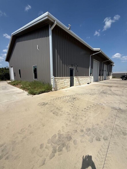 More Photos Of 30307 Ranch Road 12, Dripping Springs Warehouse For Lease