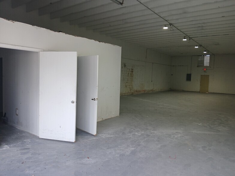 More Photos Of 116-124 NE 183rd St, Miami Warehouse For Lease