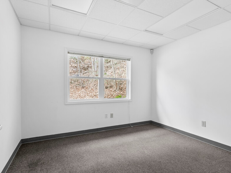 More Photos Of 1070 Tunnel Rd, Asheville Office For Sale