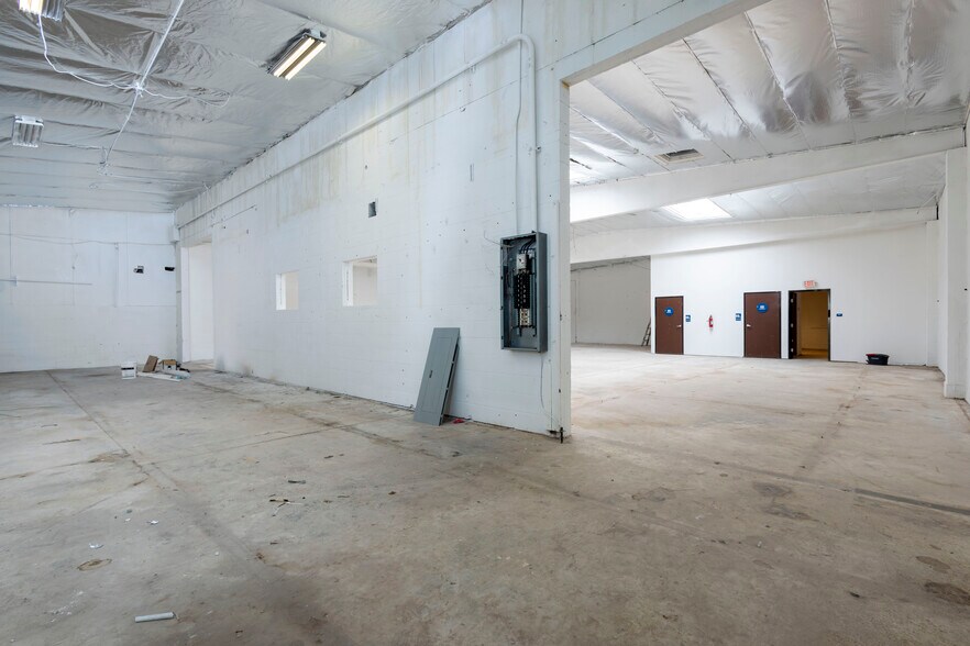 More Photos Of 2703 Southwest Dr, Los Angeles Warehouse For Lease