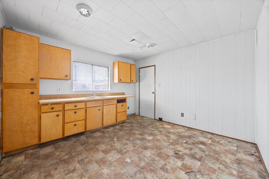 More Photos Of 523-529 Kristin st, Taft Flex For Sale