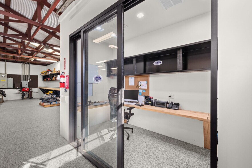 More Photos Of 133 Sunnyway Dr, Ventura Warehouse For Lease