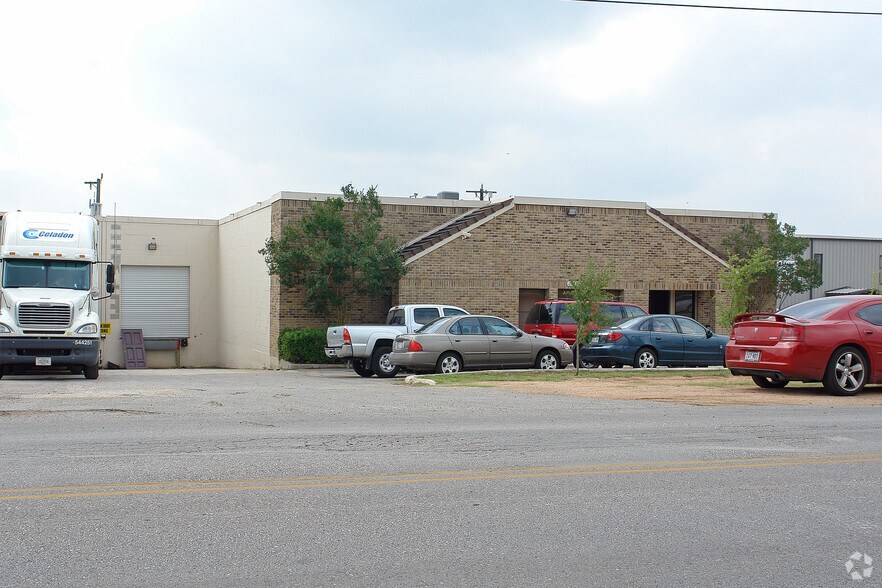 More Photos Of 13726-13730 Lookout Rd, San Antonio Light Distribution For Lease