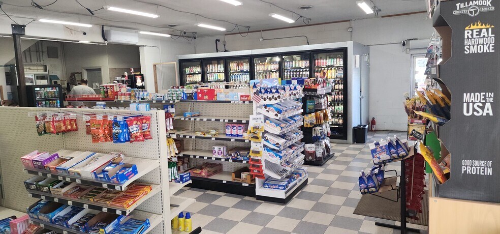 More Photos Of 522 S 6th St, Klamath Falls General Retail For Sale