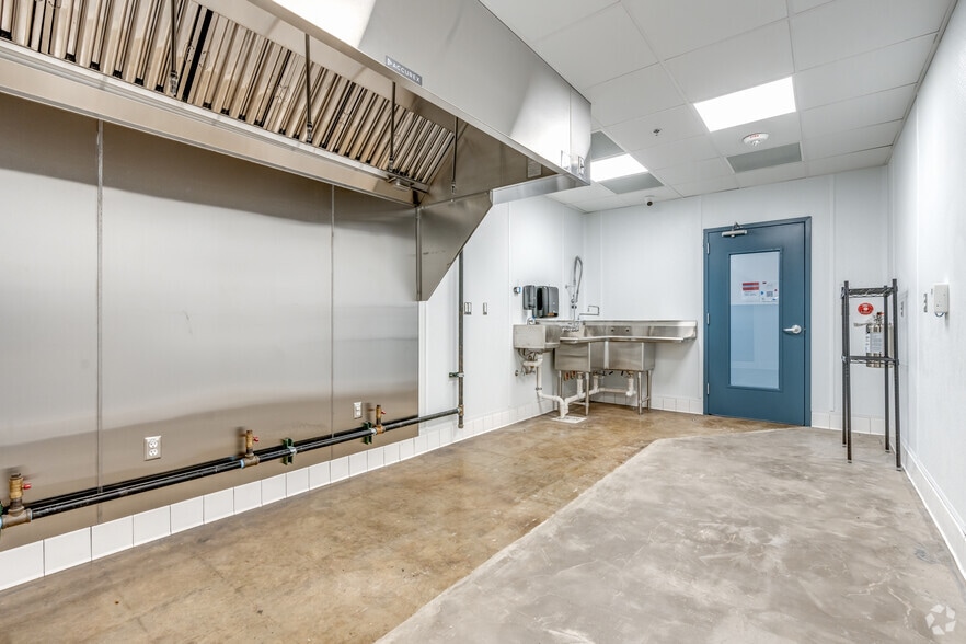 More Photos Of 4321 Live Oak St, Dallas Freestanding For Lease