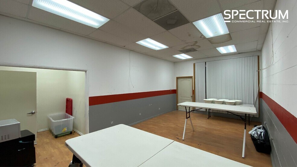 More Photos Of 10140-10158 Canoga Ave, Chatsworth Service For Lease