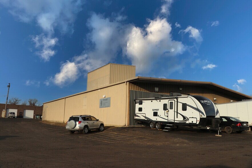 More Photos Of 6704 Pingree Rd, Crystal Lake Manufacturing For Lease