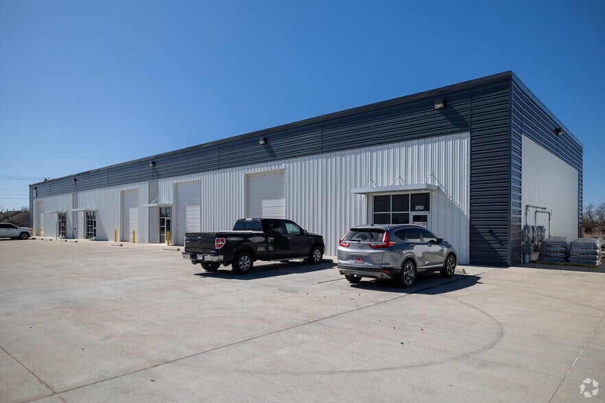 More Photos Of 4615 N Cypress St, Bel Aire Industrial For Lease