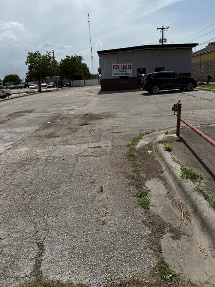 More Photos Of 4005 N Navarro St, Victoria Warehouse For Lease