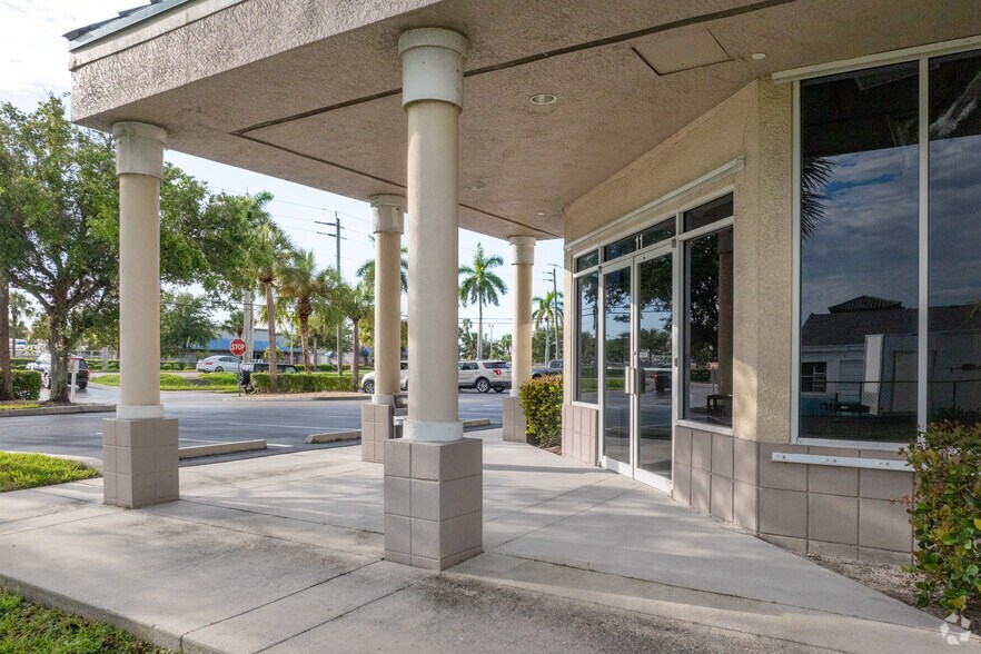 More Photos Of 16120 San Carlos Blvd, Fort Myers Storefront For Lease