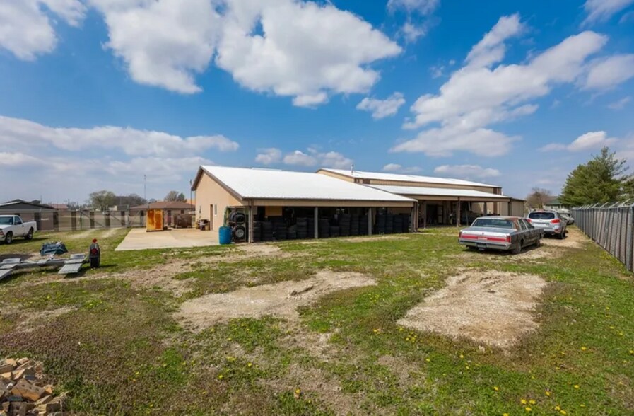 More Photos Of 2300 Hoffman Dr, Effingham Auto Repair For Sale