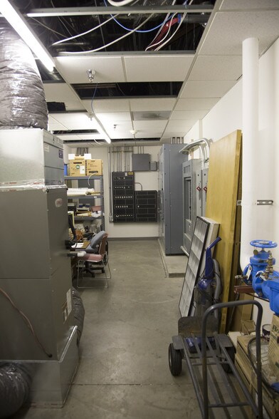 More Photos Of 1215 State St, Salem Office For Lease