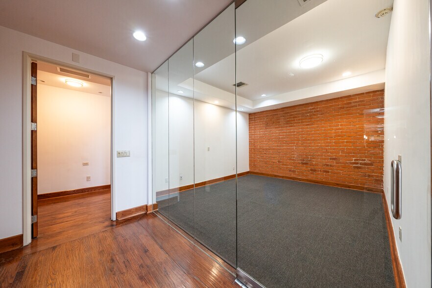More Photos Of 690 E Green St, Pasadena Office For Lease