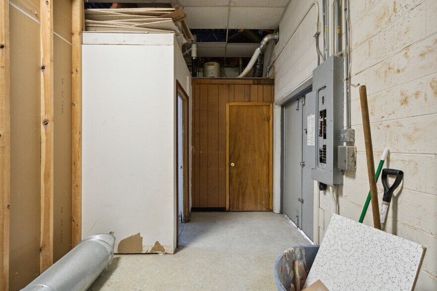 More Photos Of 120-150 May Mart Dr, Rochelle Unknown For Lease