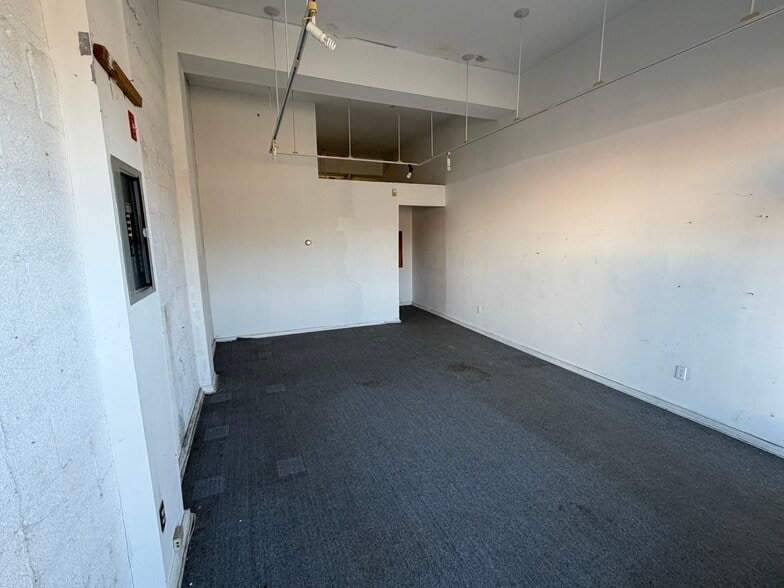 More Photos Of 17 Wall St, Norwalk Storefront For Sale