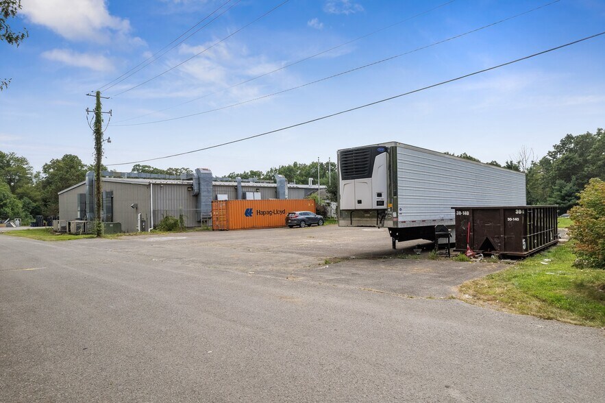 More Photos Of 555 Country Club Rd, Dallas Warehouse For Sale